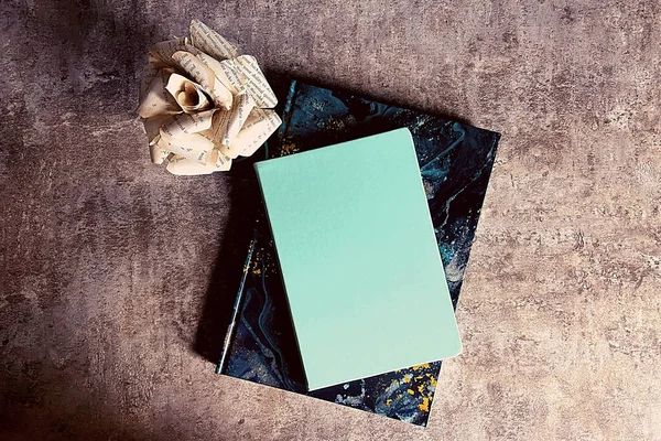 Günlük ve çiçek ile beton arkaplan