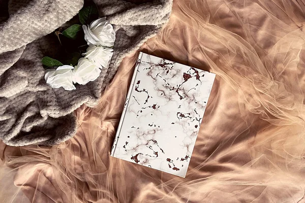 Romantik arka plan ve tozlu gül ile günlük