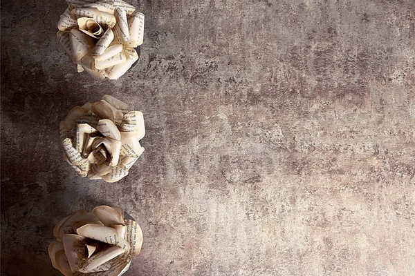 Eski kağıt güllerle beton arkaplan