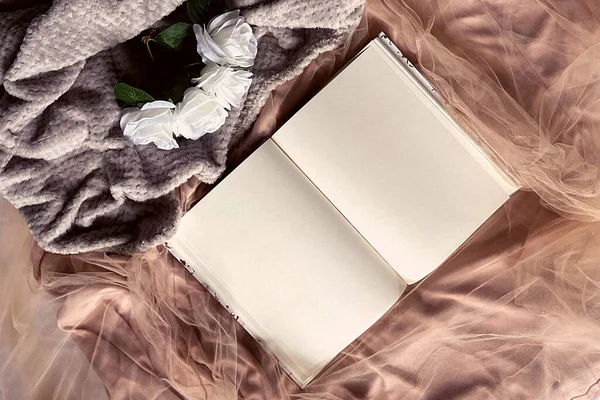 Tozlu gül ve günlük ile romantik arka plan