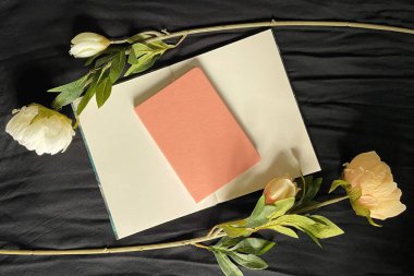 Çiçekli, odunlu ve günlüklü arka plan