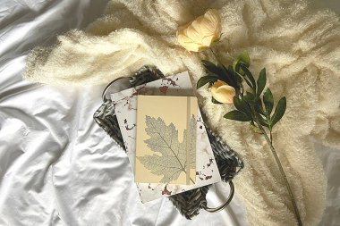 Beyaz üzerine çiçekler ve günlükle aydınlık ve havadar arkaplan