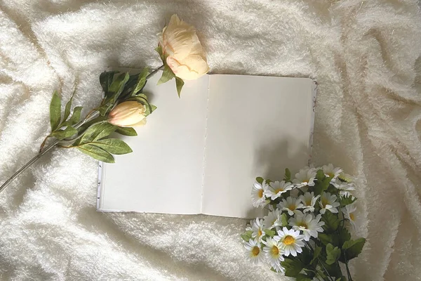 Fond Clair Aéré Avec Des Fleurs Journal Sur Blanc — Photo