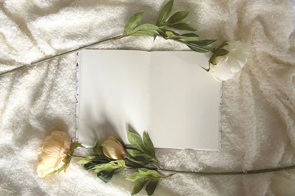 Light Airy Background Flowers Journal White — Stock Photo, Image