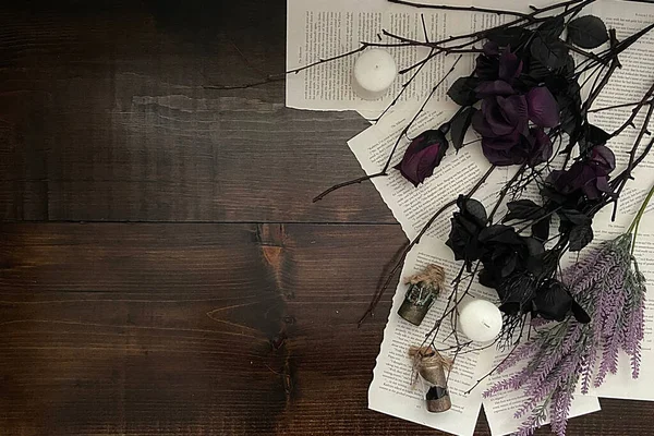 Fond Bois Gothique Sombre Sorcière Avec Des Fleurs Noires Journal — Photo
