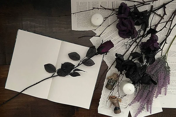 Donkere Heksenachtige Gotische Houten Achtergrond Met Zwarte Bloemen Dagboek — Stockfoto