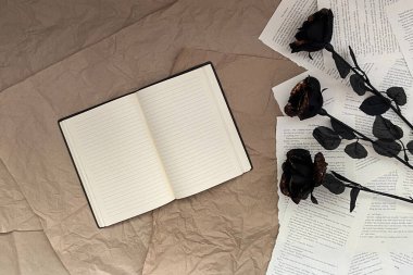 Boş kitap kapağı ve çiçekleri olan köylü arka planı