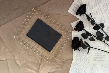 Boş kitap kapağı ve çiçekleri olan köylü arka planı