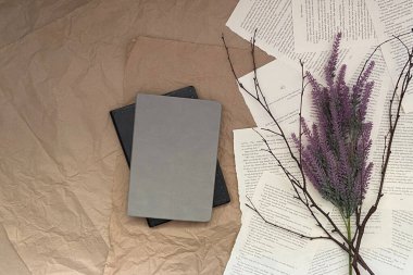 Boş kitap kapağı ve dalları olan kaba bir arka plan.