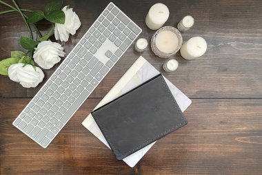 Çiçekli ahşap zemin ve boş kitap kapağı