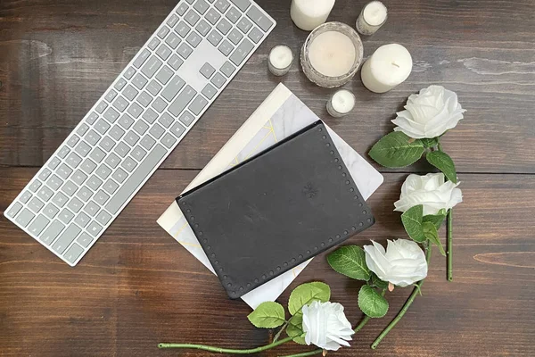 Çiçekli ahşap zemin ve boş kitap kapağı