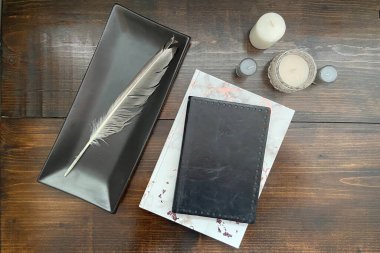 Tüylü ahşap zemin ve boş kitap