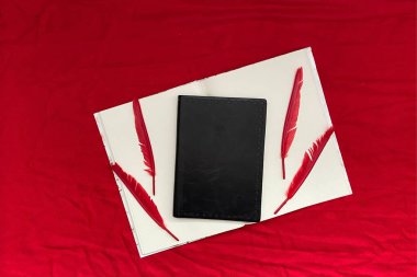 Tüylü kırmızı arkaplan ve boş kitap