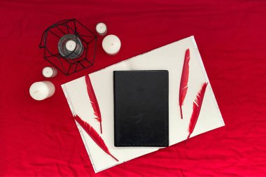 Tüylü kırmızı arkaplan ve boş kitap