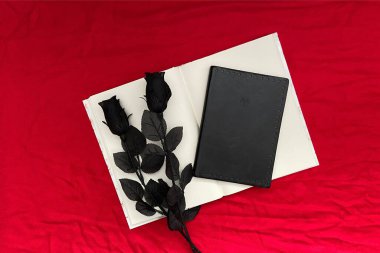 Çiçekli kırmızı arkaplan ve boş kitap