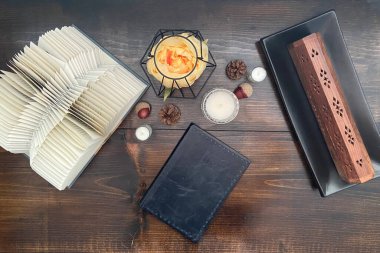 Kırsal elementler ve çiçeklerle ahşap arkaplan