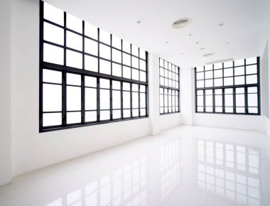 İç boş beyaz oda ve büyük siyah metal pencere.                               