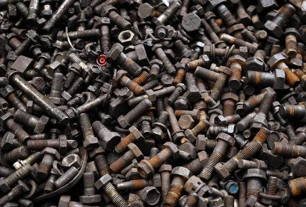 Eski paslı vida, cıvata, metal PIN ve metal fındık arka plan kirli.                              