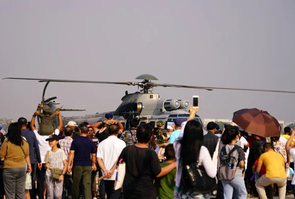 Bangkok, Tayland - 12 Ocak 2019: Tayland Ulusal Çocuk Bayramı, Kraliyet Tayland Hava Kuvvetleri göster: temel, uçak izlemek için birçok insanların buraya Donmuang Tayland.