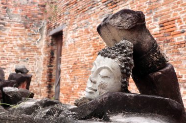 Buda heykeli ile tuğla duvar arka plan miras Budist tapınağı Putthaisawan, Ayutthaya, Tayland, Thailand, Harabeleri
