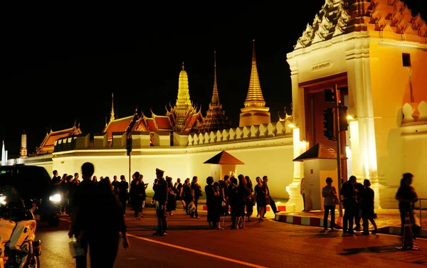 Bangkok, Tayland - 21 Ekim 2017: Birçok Tay insanlar için Kraliyet grand palace için saygı Kral rama IX Bhumibol Adulyadej gece gel