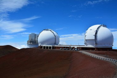 Mauna Kea Gözlemevleri. 4200 metre yüksekliğindeki Mauna Kea, dünyanın en büyük Gözlemevi için optik, kızılötesi ve submillimeter astronomi zirvesine. Hawaii büyük ada.
