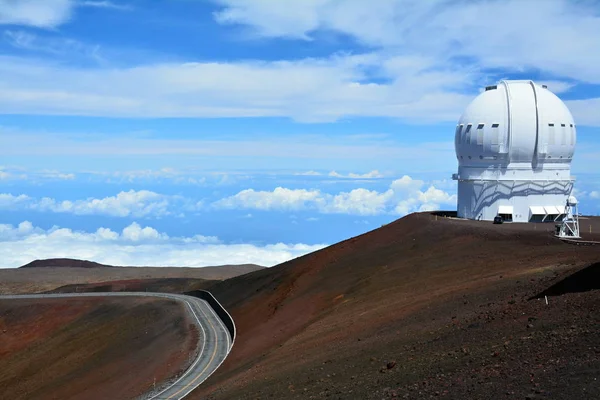 Mauna Kea Gözlemevleri. 4200 metre yüksekliğindeki Mauna Kea, dünyanın en büyük Gözlemevi için optik, kızılötesi ve submillimeter astronomi zirvesine. Hawaii büyük ada.