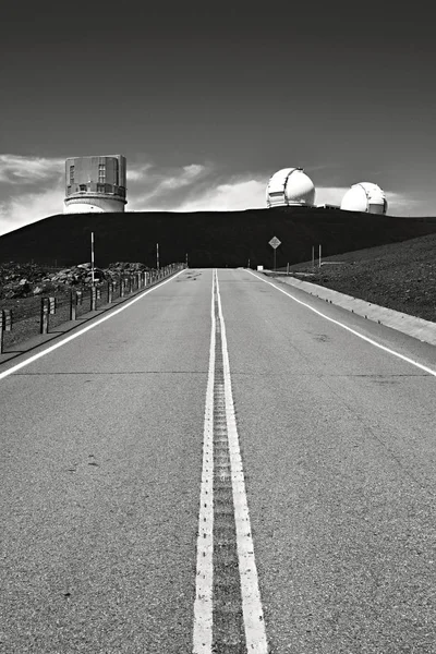 Mauna Kea Gözlemevleri. 4200 metre yüksekliğindeki Mauna Kea, dünyanın en büyük Gözlemevi için optik, kızılötesi ve submillimeter astronomi zirvesine. Hawaii büyük ada.
