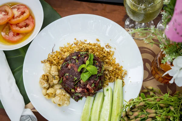 Kuzey tarzı Tayland yemeği baharatlı domuz kıyması (baharatlı kıyma))