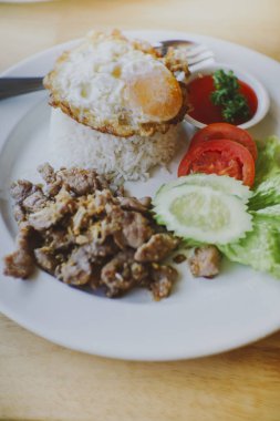 Kızarmış domuz sarımsak, biber, istiridye sosu ve sahanda yumurta pirinç ile