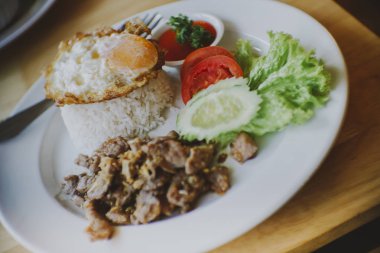 Kızarmış domuz sarımsak, biber, istiridye sosu ve sahanda yumurta pirinç ile