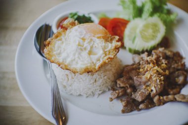 Kızarmış domuz sarımsak, biber, istiridye sosu ve sahanda yumurta pirinç ile