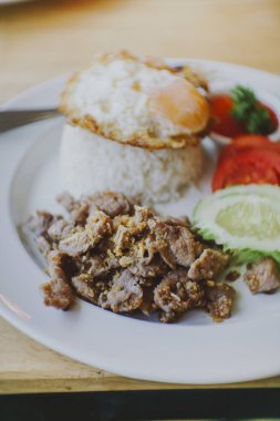 Kızarmış domuz sarımsak, biber, istiridye sosu ve sahanda yumurta pirinç ile