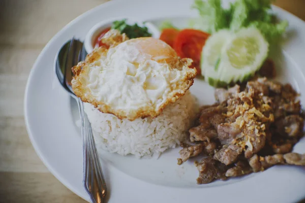 Kızarmış domuz sarımsak, biber, istiridye sosu ve sahanda yumurta pirinç ile