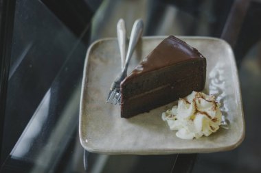 Beyaz tabakta çikolatalı kek