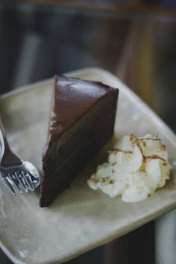 Beyaz tabakta çikolatalı kek