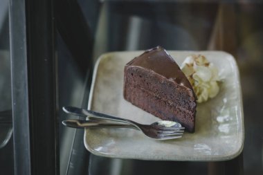 Beyaz tabakta çikolatalı kek