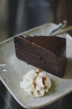 Beyaz tabakta çikolatalı kek