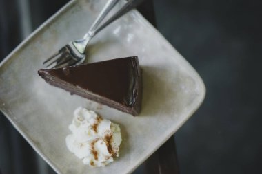 Beyaz tabakta çikolatalı kek