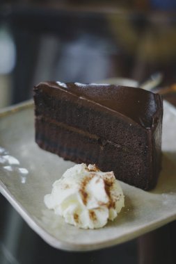 Beyaz tabakta çikolatalı kek