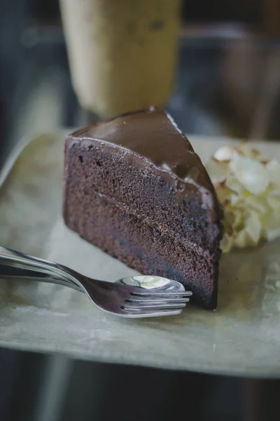 Beyaz tabakta çikolatalı kek