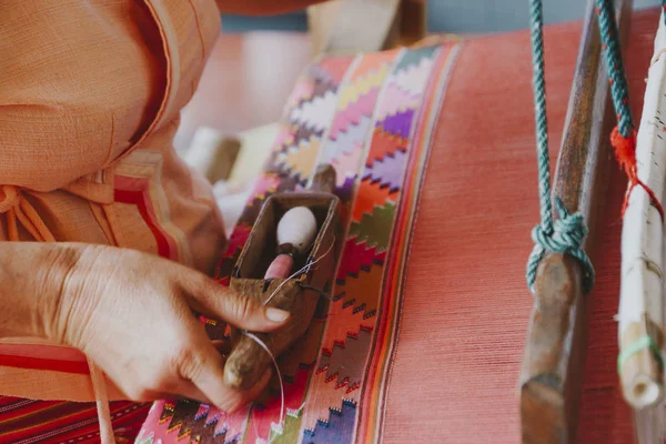 El dokuması pamuk halk bilgelik olduğunu. Cihazın Servisi, el tezgâhı, weaver dokuma oluşur. Hassas desen bu bir kültürel mirasın Tayland olduğunu