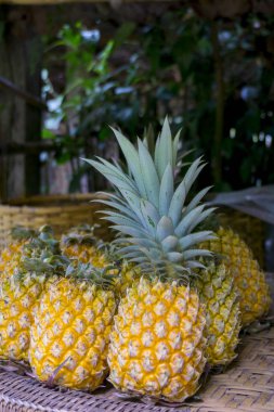 Ahşap arkaplanda ananas var.