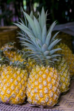 Ahşap arkaplanda ananas var.