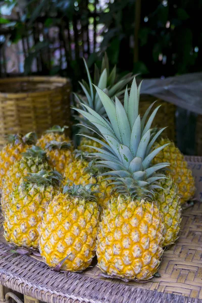 Ahşap arkaplanda ananas var.