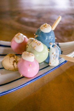 Japon Dango tatlı ile 3 farklı renk 