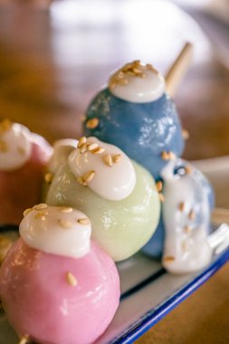 Japon Dango tatlı ile 3 farklı renk 
