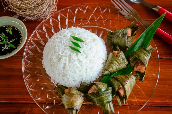 Pandana sarılı Tayland yemeği kızartılmış tavuk.
