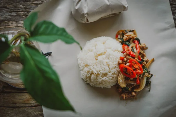 Nasi Makanan Thailand Ditaburi Dengan Daging Babi Goreng Dan Kemangi — Stok Foto