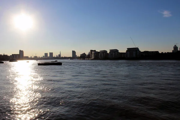 Stedelijke Skyline Rivier Met Uitzicht Zon Bij Zonsondergang — Stockfoto